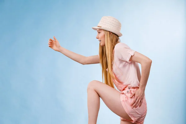 Mulher Engraçada Feliz Vestindo Roupa Verão Correndo Com Pose Engraçada — Fotografia de Stock