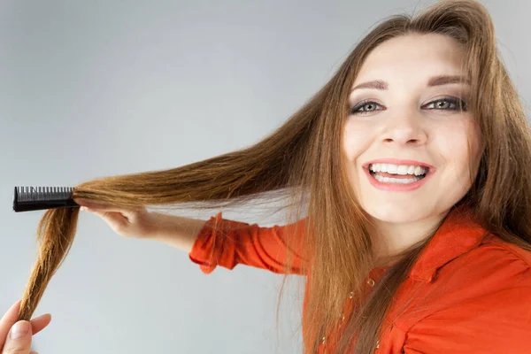 Feliz Divertida Adolescente Peinando Largo Cabello Castaño Mostrando Hermoso Peinado — Foto de Stock