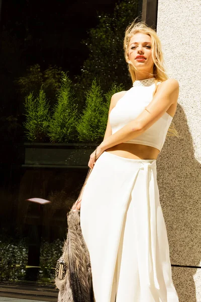 Mulher Elegante Vestindo Roupa Branca Com Calças Largas Culottes Cachecol — Fotografia de Stock