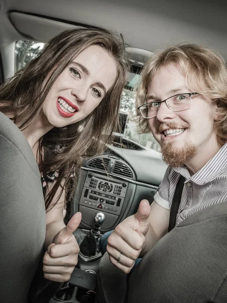 旅行中の幸せな男と女 カップル車の中に座ってどこかに乗る友人 — ストック写真