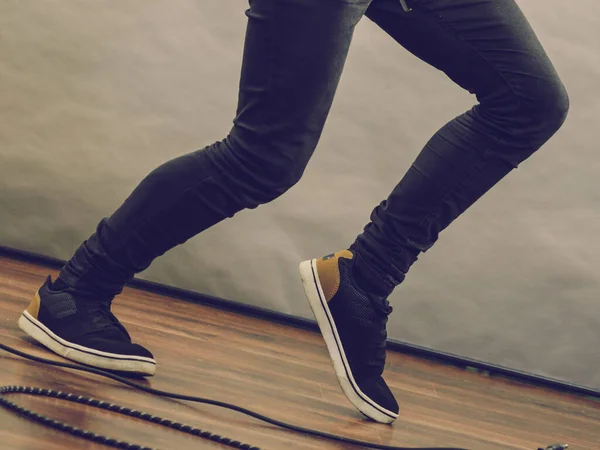 Homem Vestindo Jeans Preto Apertado Mostrando Tênis Escuros Com Pose — Fotografia de Stock