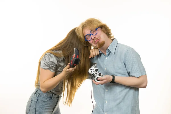 Casal Sendo Triste Depois Que Eles Perderam Jogo Vídeo Segurando — Fotografia de Stock