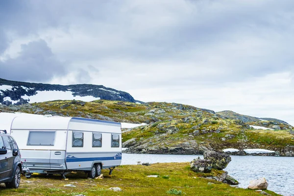 Камери Кемпінгу Таборують Озері Гірських Ландшафтах Норвезький Національний Туристичний Маршрут — стокове фото