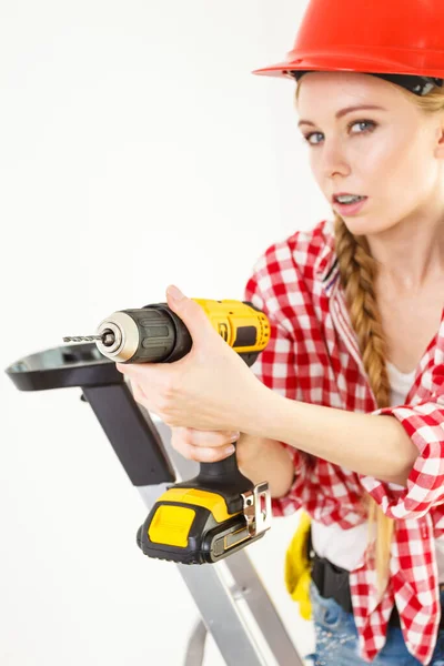 Junge Resolute Frau Mit Bohrmaschine Bei Der Renovierung Ihres Hauses — Stockfoto