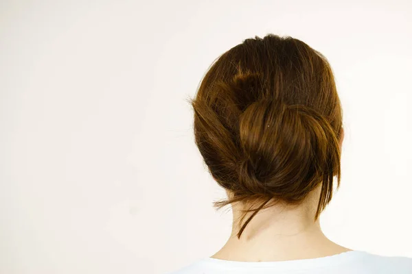 Μια Νεαρή Γυναίκα Μακριά Καστανά Μαλλιά Τυλιγμένη Ψωμάκι Πίσω Όψη — Φωτογραφία Αρχείου