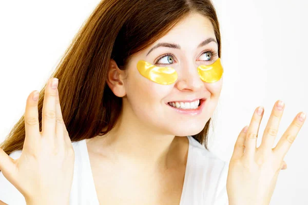 Mulher Feliz Aplicando Manchas Colágeno Dourado Sob Olhos Máscara Removendo — Fotografia de Stock