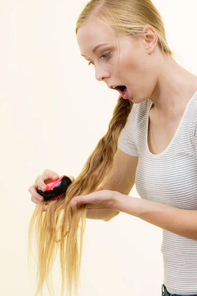 Femme Blonde Avec Brosse Peigner Ses Cheveux Très Longs Désordonnés — Photo
