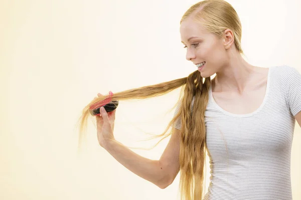 Menina Loira Com Escova Penteando Seu Cabelo Longo Menina Tomando — Fotografia de Stock