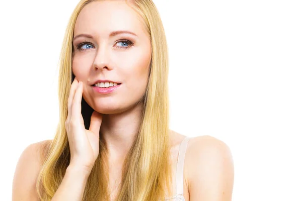 Retrato Mujer Joven Hembra Positiva Con Pelo Largo Rubio —  Fotos de Stock