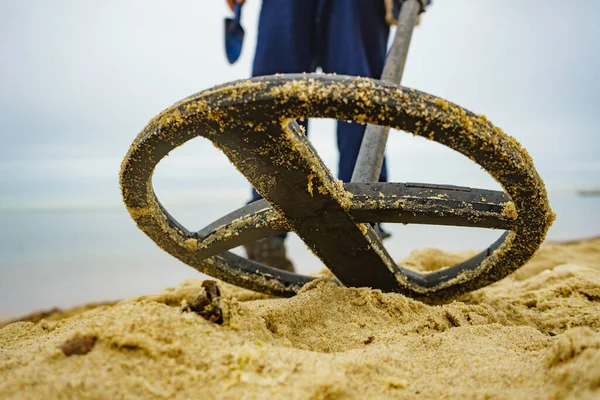 Mann Sucht Sandstrand Des Meeres Mit Elektronischem Metalldetektor Nach Verlorenen — Stockfoto