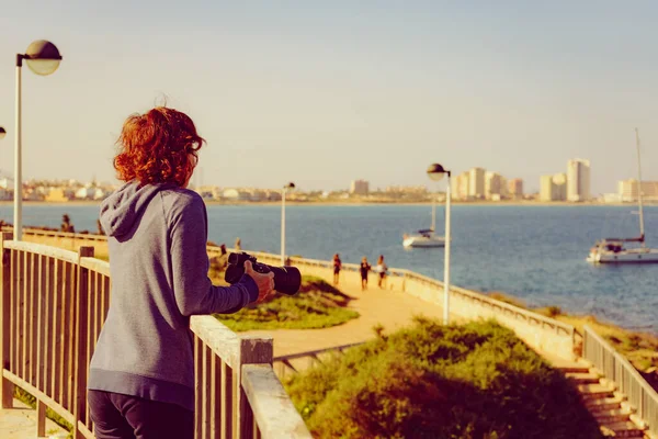 旅游妇女访问西班牙Cartagen Murcia地区的Cape Palos 女性用专业相机拍摄旅行照片 欣赏拉曼加的海景 — 图库照片