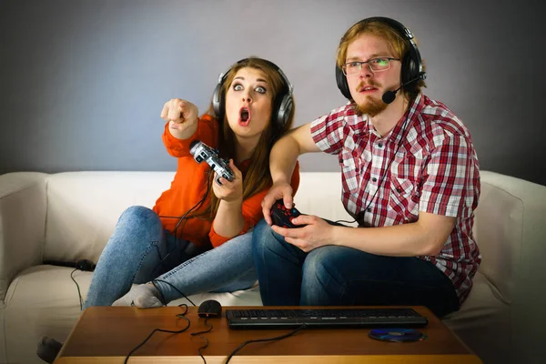 Casal Desfrutando Tempo Lazer Jogando Jogos Vídeo Juntos Homem Mulher — Fotografia de Stock