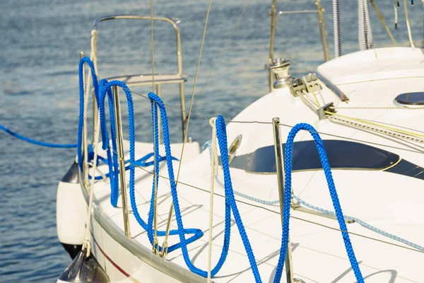 Capitan Yate Con Cuerda Velero Durante Crucero Concepto Objetos Marinos —  Fotos de Stock