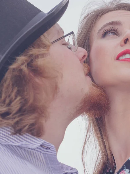Eski Moda Bir Çift Erkek Kadın Fötr Şapka Takarak Romantik — Stok fotoğraf