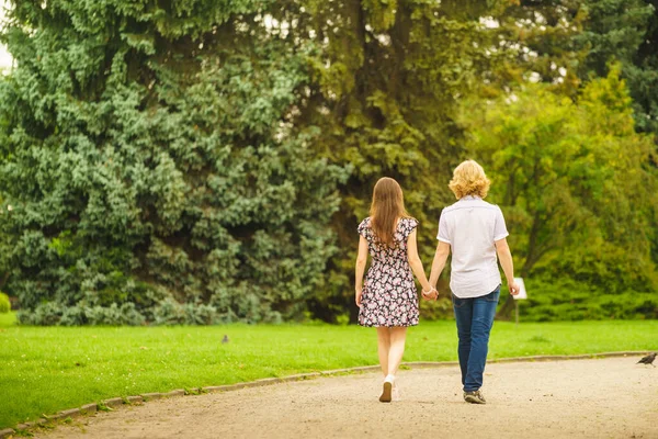 Rückansicht Des Paares Beim Spazierengehen Schönen Park Bei Sommerwetter Händchen — Stockfoto