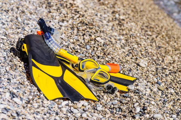 Schnorchelausrüstungsflossen Und Schnorchelmaskenschlauch Liegen Steinigen Strand Meeresufer Sommerferienschwimmspaß Konzept — Stockfoto