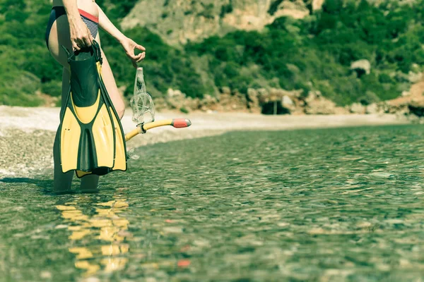 ビーチの海岸にシュノーケリング用具のフリッパーとシュノーケリングマスクチューブを持つ認知できない成熟した女性 夏休み水泳楽しいコンセプト — ストック写真