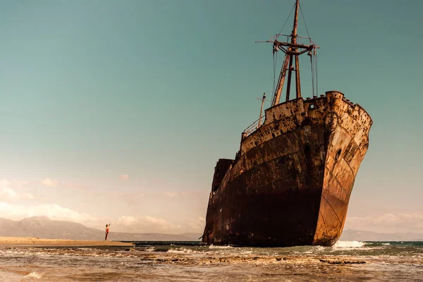 Viajar Mujer Turística Playa Cerca Del Famoso Naufragio Oxidado Playa — Foto de Stock