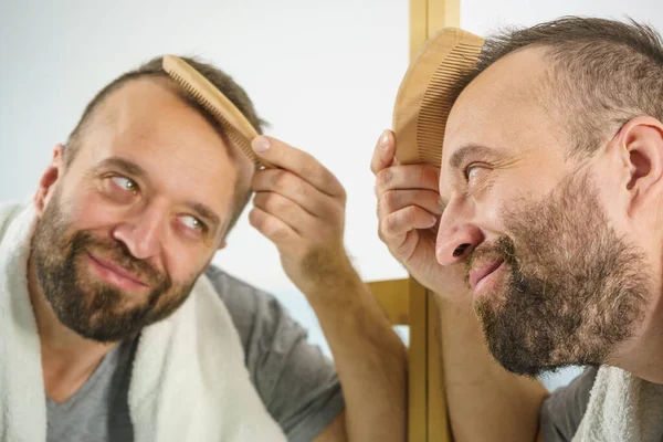 Homme Adulte Debout Devant Miroir Salle Bain Brossant Ses Cheveux — Photo