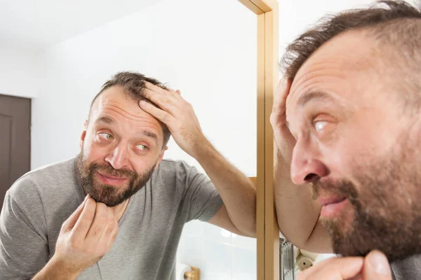 Homem Feliz Olhar Para Cabelo Espelho Casa Banho Vendo Melhoria — Fotografia de Stock