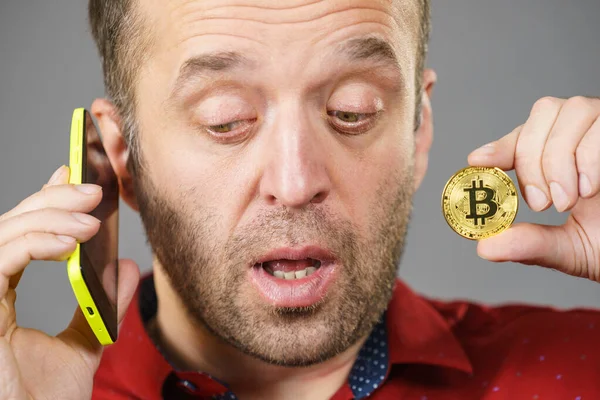 Hombre Sosteniendo Teléfono Cripto Símbolo Moneda Hombre Adulto Usando Teléfono — Foto de Stock