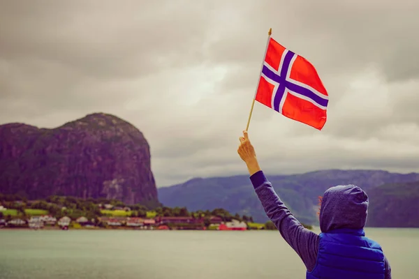 Turista Femenina Con Bandera Noruega Disfrutando Vista Del Fiordo Lysefjord —  Fotos de Stock