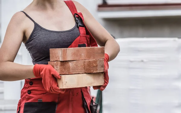 Onherkenbare Vrouw Die Werkt Bouwplaats Bouwhuis Het Installeren Van Bakstenen — Stockfoto