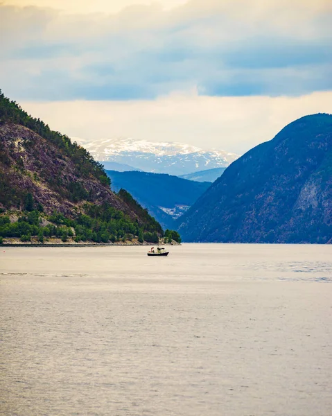 Paisaje Fiordos Con Barco Noruega Escandinavia Europa Turismo Vacaciones Viajes —  Fotos de Stock