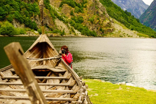 Female Tourist Norwegian Flag Old Wooden Viking Boat Fjord Shore — Stock Photo, Image