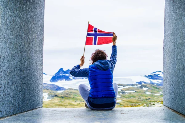Mujer Turista Sostiene Bandera Noruega Disfrutando Paisajes Montañas Desde Escultura —  Fotos de Stock