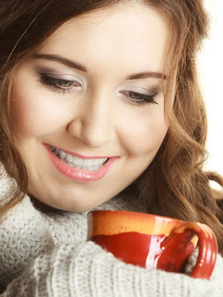 穿着暖和衣服的女人 灰色毛衣 手里拿着漂亮的红色杯子 热饮茶或白咖啡 — 图库照片