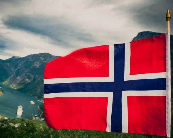 Bandera Noruega Hermosa Vista Sobre Geirangerfjorden Desde Mirador Flydalsjuvet Atracción — Foto de Stock