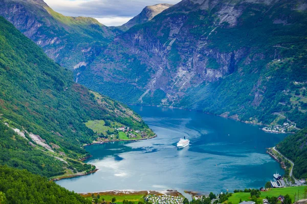Fjord Geirangerfjord Met Cruiseschip Uitzicht Vanaf Flydasjuvet Uitkijkpunt Noorwegen Reisbestemming — Stockfoto