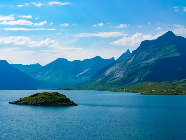 挪威北部罗浮敦岛 北极上空的风景峡湾景观 有陡峭山峰的海岸自然 — 图库照片