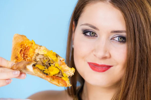 Jovem Comendo Fatia Pizza Fresca Quente Azul Deliciosa Refeição Fast — Fotografia de Stock