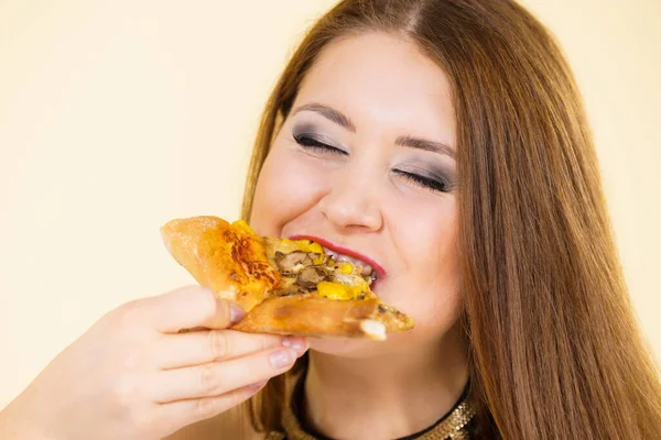 若い女性が熱い新鮮なピザスライスを食べる おいしいファーストフードの食事 イタリア料理の概念 — ストック写真