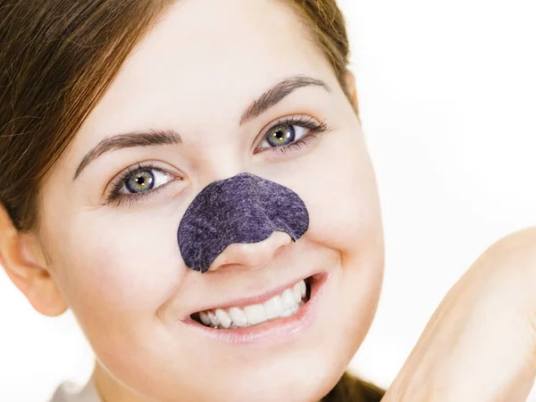Žena Která Nasazuje Čistící Pásky Nos Používá Pórovou Čistící Textilní — Stock fotografie
