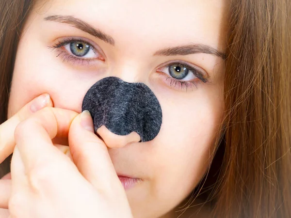 Mujer Quitando Poro Limpieza Máscara Textil Tiras Carbón Nariz Chica — Foto de Stock
