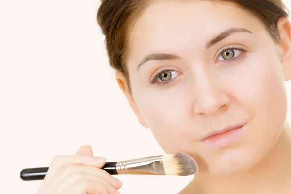 Giovane Donna Senza Trucco Tiene Trucco Strumento Pennello Pronto Applicare — Foto Stock