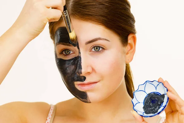 Soins Peau Femme Appliquant Masque Carbo Boue Nettoyant Profond Sur — Photo