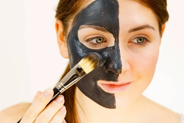 Huidverzorging Vrouw Aanbrengen Van Zwarte Zuiverende Modder Masker Cosmetische Helende — Stockfoto