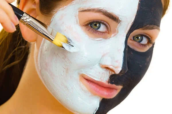 Vrouw Met Klei Carbo Zwart Masker Halve Gezicht Aanbrengen Van — Stockfoto