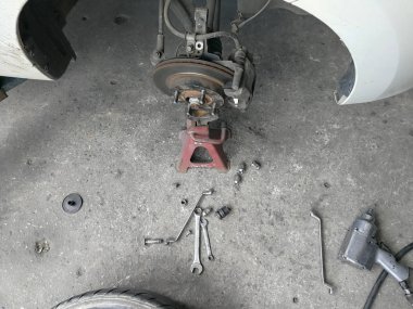 Üst araç fren diskleri ve lastikleri olmayan arabayı Kaliper sistemi görüntüleme. pad ve onarım donanımları diskler