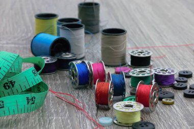 Hazır giyim aksesuar ve giyim malzemeleri tamir. Odak sığ alan derinliği ve bulanık arka plan seçin