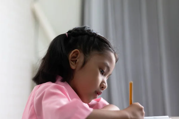 Cierre Niña Está Haciendo Tarea Intensamente Los Niños Usan Lápiz — Foto de Stock