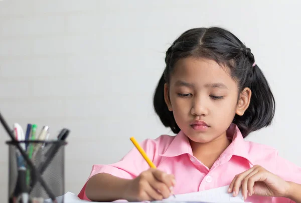 Cierre Niña Está Haciendo Tarea Intensamente Los Niños Usan Lápiz — Foto de Stock