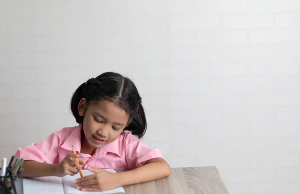 Niña Está Haciendo Los Deberes Felizmente Los Niños Usan Lápiz — Foto de Stock