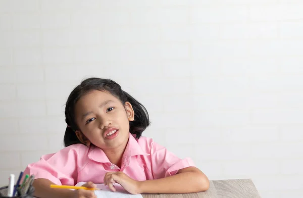 Niña Está Haciendo Los Deberes Los Niños Usan Lápiz Amarillo — Foto de Stock