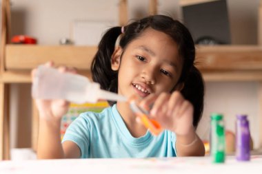 Küçük Asya kiremit rengi masanın üzerinde test ediyor. Odak alan sığ derinliği seçin.