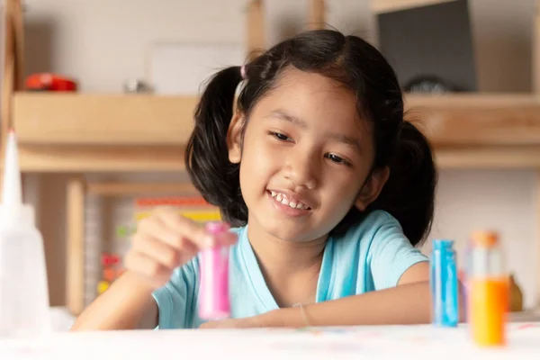 Niña Está Probando Color Vidrio Mirando Con Sonrisa Felicidad Seleccione — Foto de Stock